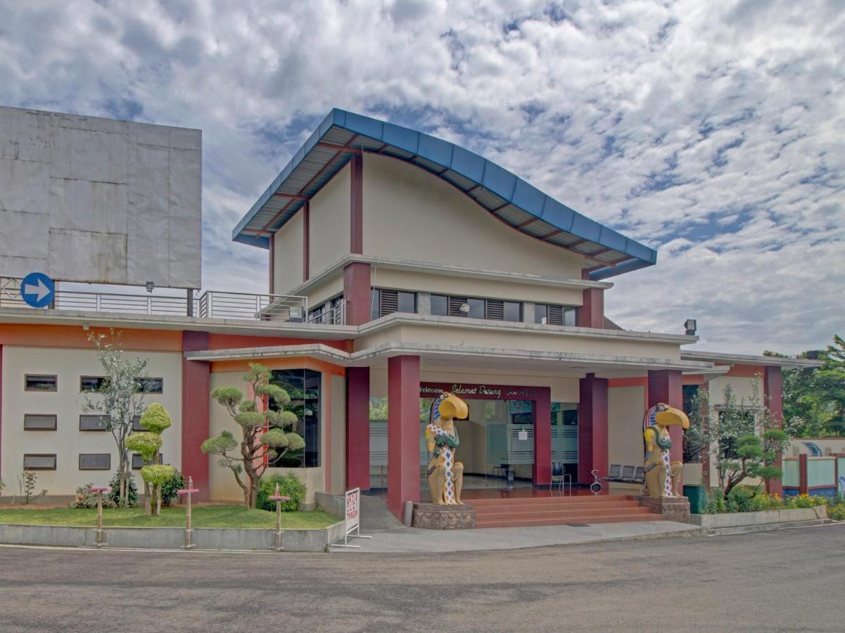 Oyo 89997 Hotel Bumi Kedaton Waterpark Bandar Lampung Dış mekan fotoğraf