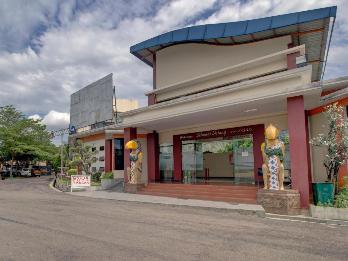 Oyo 89997 Hotel Bumi Kedaton Waterpark Bandar Lampung Dış mekan fotoğraf