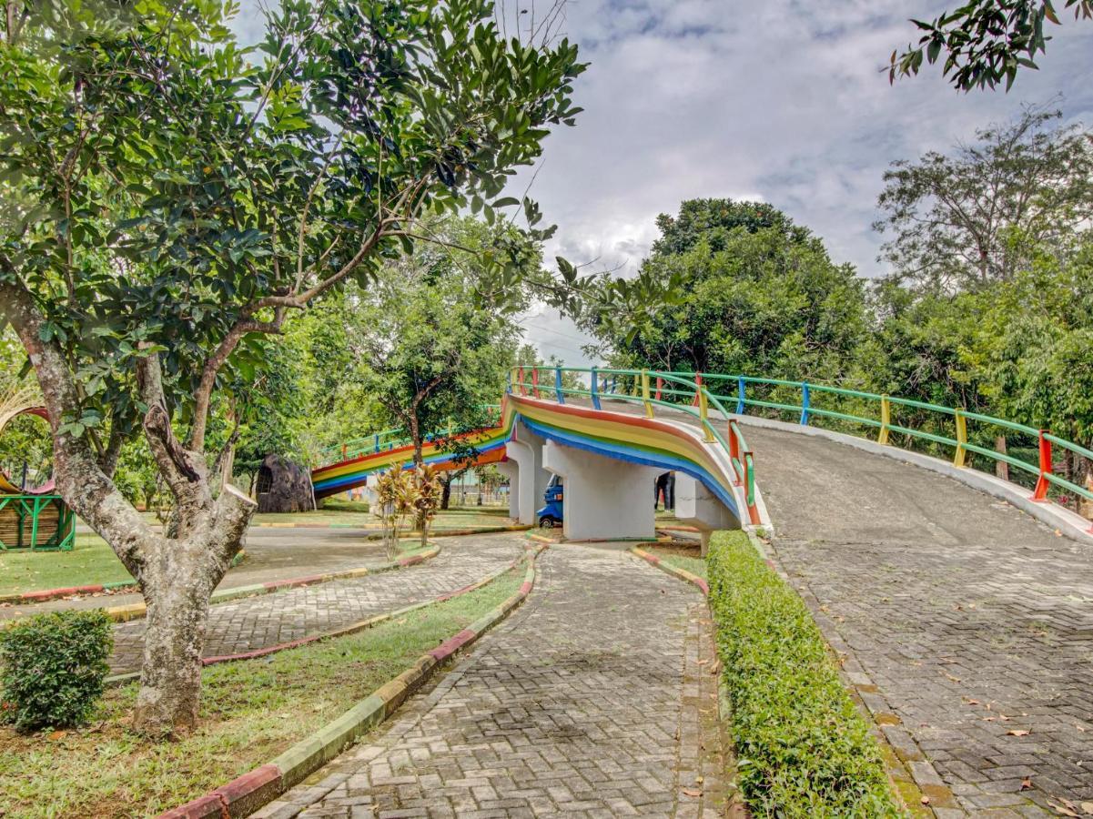 Oyo 89997 Hotel Bumi Kedaton Waterpark Bandar Lampung Dış mekan fotoğraf